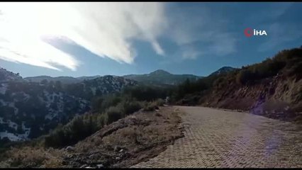 Araçlar yaylaya çıkamayınca çocuklar buzlanan yolda kayarak eğlendi