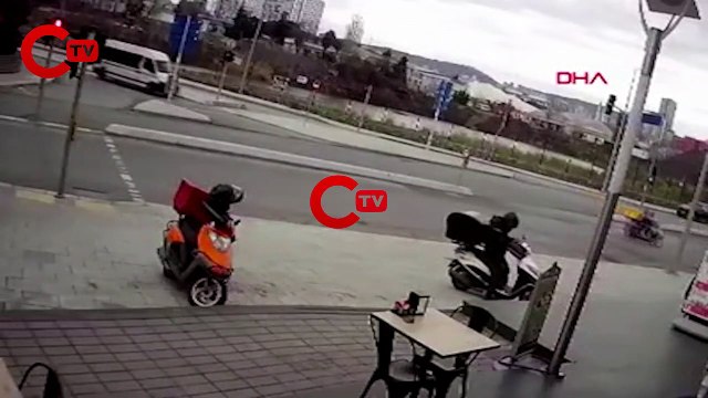 Kartal'da servis minibüsüyle çarpışan otomobil devrildi