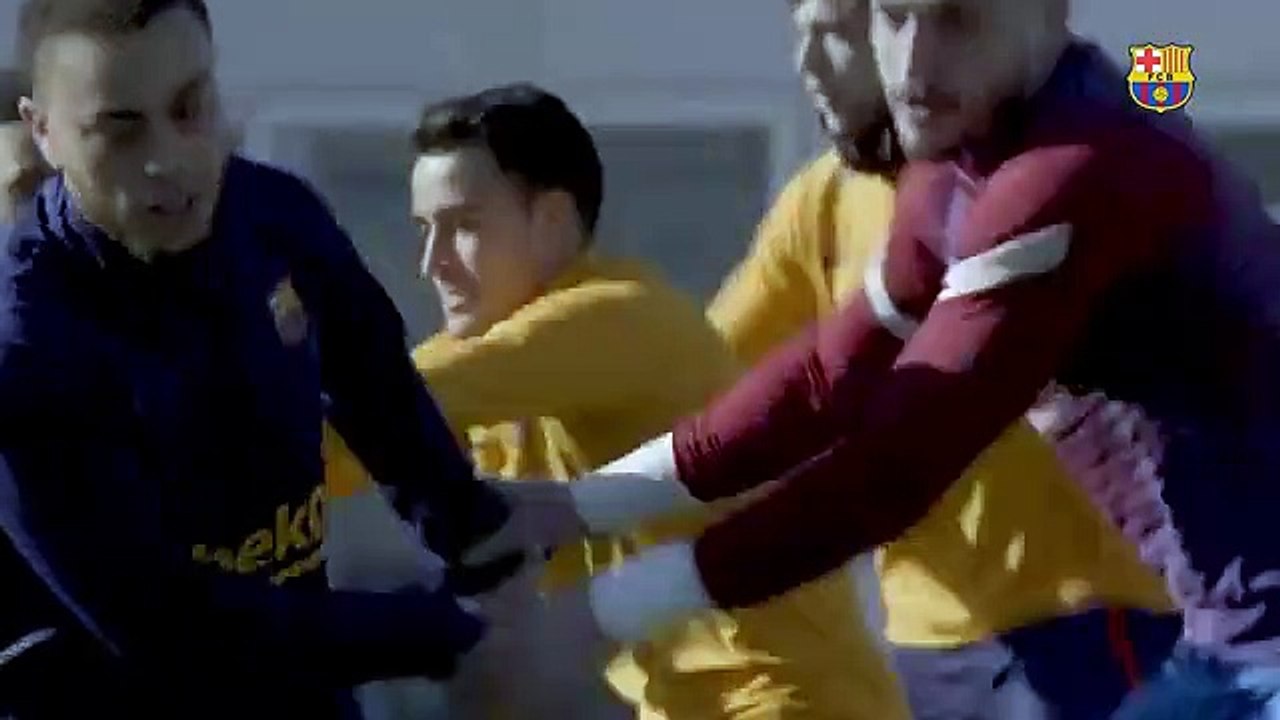 Dani Alves se vuelve loco en el entrenamiento / FCB