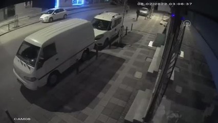 Ümraniye'de minibüsün çalınması güvenlik kamerasına yansıdı