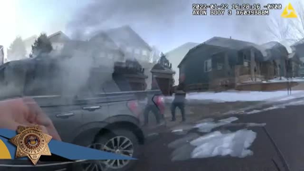 Angustioso rescate de un perro atrapado en un coche en llamas