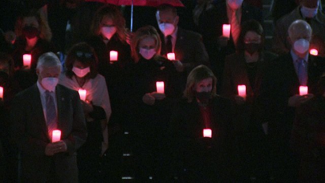 الكونغرس يقف دقيقة صمت بعد تجاوز عدد الوفيات بكوفيد في الولايات المتحدة عتبة 900 ألف