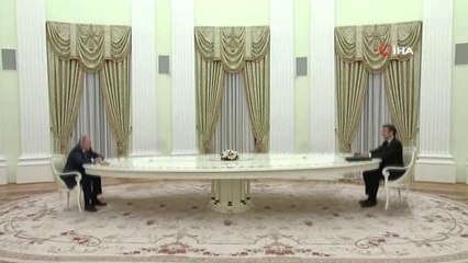 Macron ve Putin'in oturduğu masa Fransa basınının gündeminde