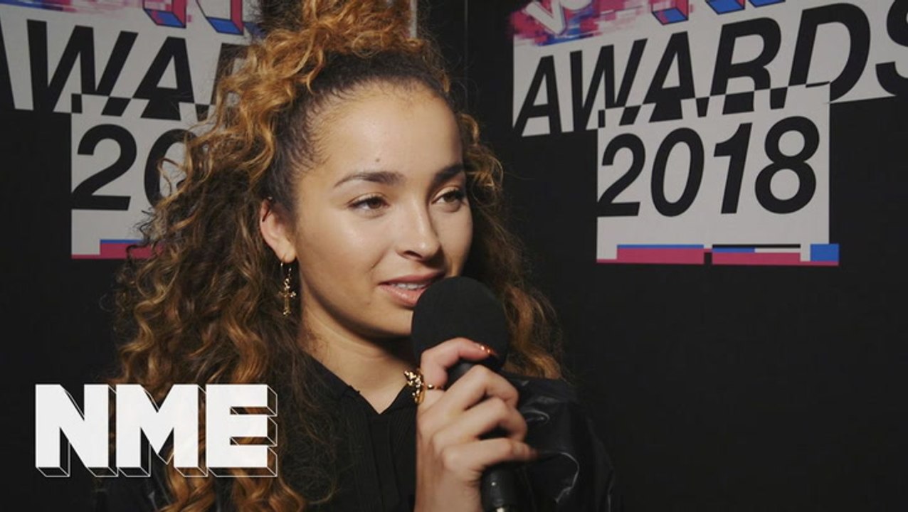 Ella Eyre + Professor Green: "Who isn't an Oasis fan? It's heritage!" | VO5 NME Awards 2018