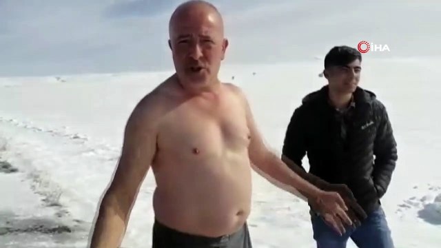 Soğuğa meydan okuyan çılgın Sivaslı karı yorgan gibi üzerine çekti