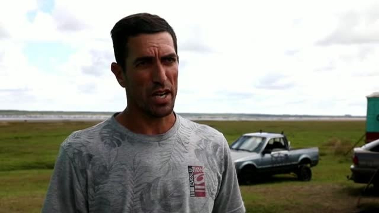 Toneladas de peces aparecen muertos en un lago de Brasil por la sequía