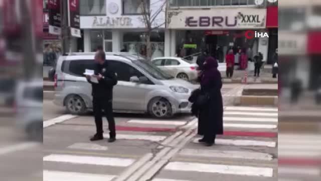 Son dakika haber... Valilik önünde boynuna bıçağı dayayan kadını polis ikna etti