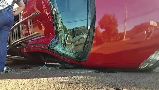 Após colisão, veículo capota no Bairro Coqueiral, em Cascavel