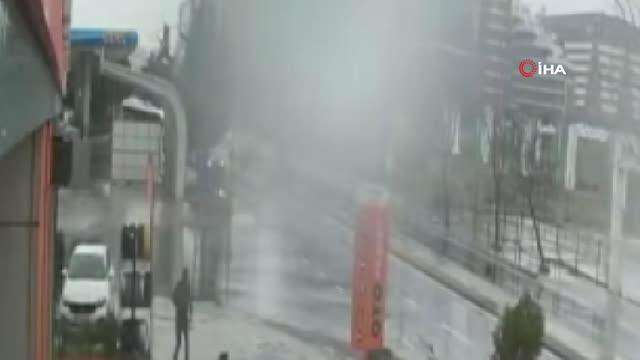 Aşırı hız kazayı beraberinde getirdi: Önce aydınlatma direğine ardından ağaca çarptı...O anlar kamerada