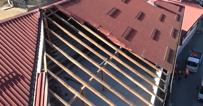 Laveno Mombello (VA) - Vento scoperchia tetto scuola elementare (08.02.22)