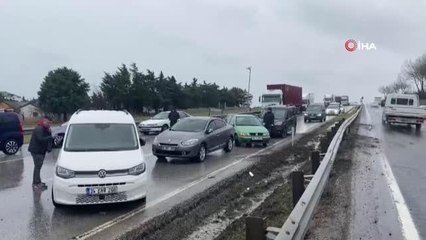Kayganlaşan yolda makası kırılan tır yan dönerek trafiği kapattı