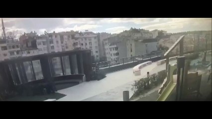 Üsküdar’da 5 katlı binada patlama görüntüleri!