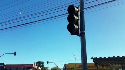 Após colisão entre carros, Transitar realiza trabalho de remoção de óleo na pista