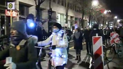 Almanya'da hükümetin Covid-19 aşısını zorunlu hale getirme planı protesto edildi