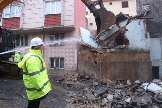 GAZİOSMANPAŞA'DA KENTSEL DÖNÜŞÜM KAPSAMINDA 5 RİSKLİ BİNA YIKILDI