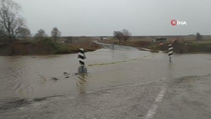 Otomobil taşan dereye gömüldü