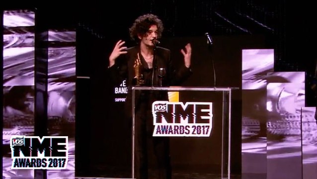The 1975 win Best Live Band at the VO5 NME Awards 2017