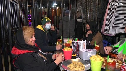 شاهد: مطعم "الزنزانة 16" يقدم الطعام لزبائنه من خلف القضبان في إيران