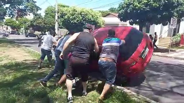 Duas mulheres são encaminhadas ao hospital após capotamento em Umuarama - veículo