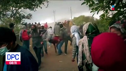 Nuevo enfrentamiento entre policías y maestros en Caltzontzin, Michoacán