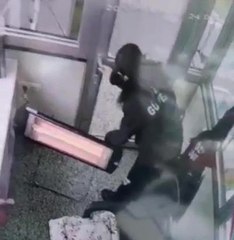 Önce elektrik çarptı, sonra işten kovuldu
