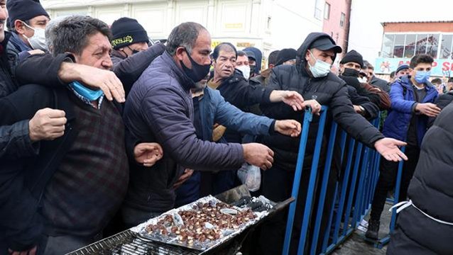 Bedava dağıtılan sucuk ekmek izdihama neden oldu