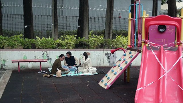 تناول الطعام بين الأصدقاء في الطبيعة وسيلة للهرب من تطبيقات التعقب في هونغ كونغ