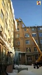 Ils tentent de retirer une stalactite de glace et se ratent complètement