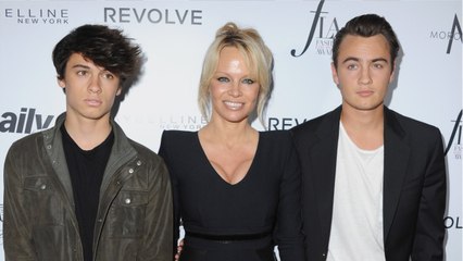 GALA VIDEO - Pamela Anderson maman : qui sont ses enfants Brandon et Dylan Lee ?