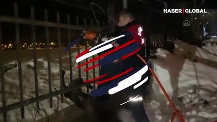 Isparta'da demir parmaklıklara sıkışan köpek böyle kurtarıldı