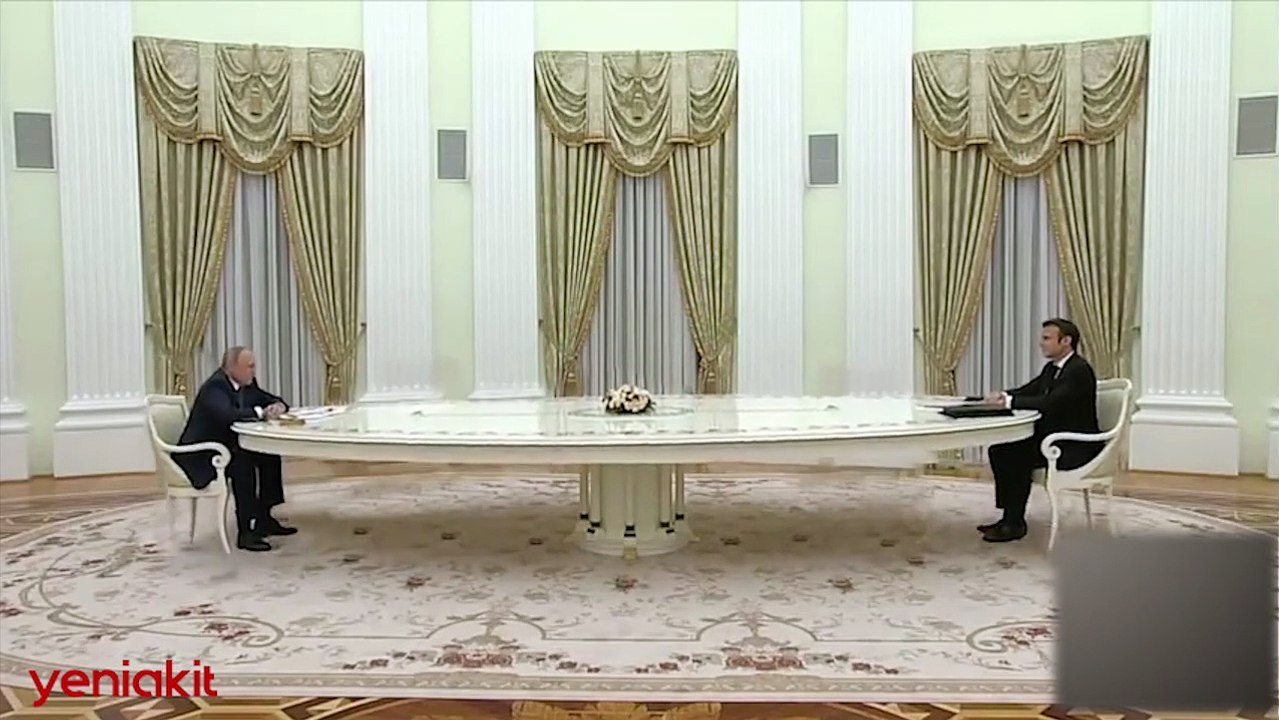 Sosyal medyada patlayan video! Putin ve Macron'un 'uzun masa' görüşmesi böyle dalga konusu oldu