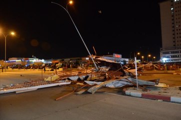 Öğrenci yurdunun çatısı uçtu