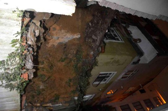 Eyüpsultan'da 3 katlı binanın istinat duvarı çöktü