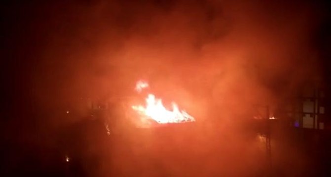 Son dakika: Sultanbeyli'de yangın paniği: 3 katlı binadaki yangın yandaki 2 binaya sıçradı