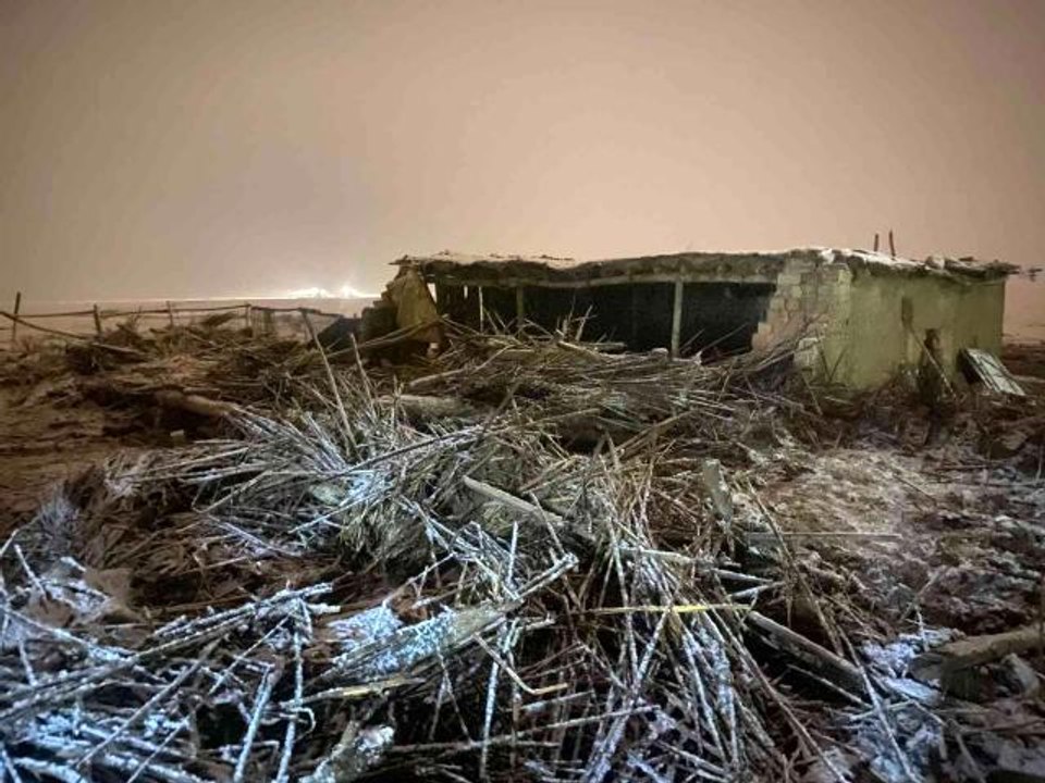 Kar yağışına dayanamayan ağıl çöktü: 13 hayvan telef oldu