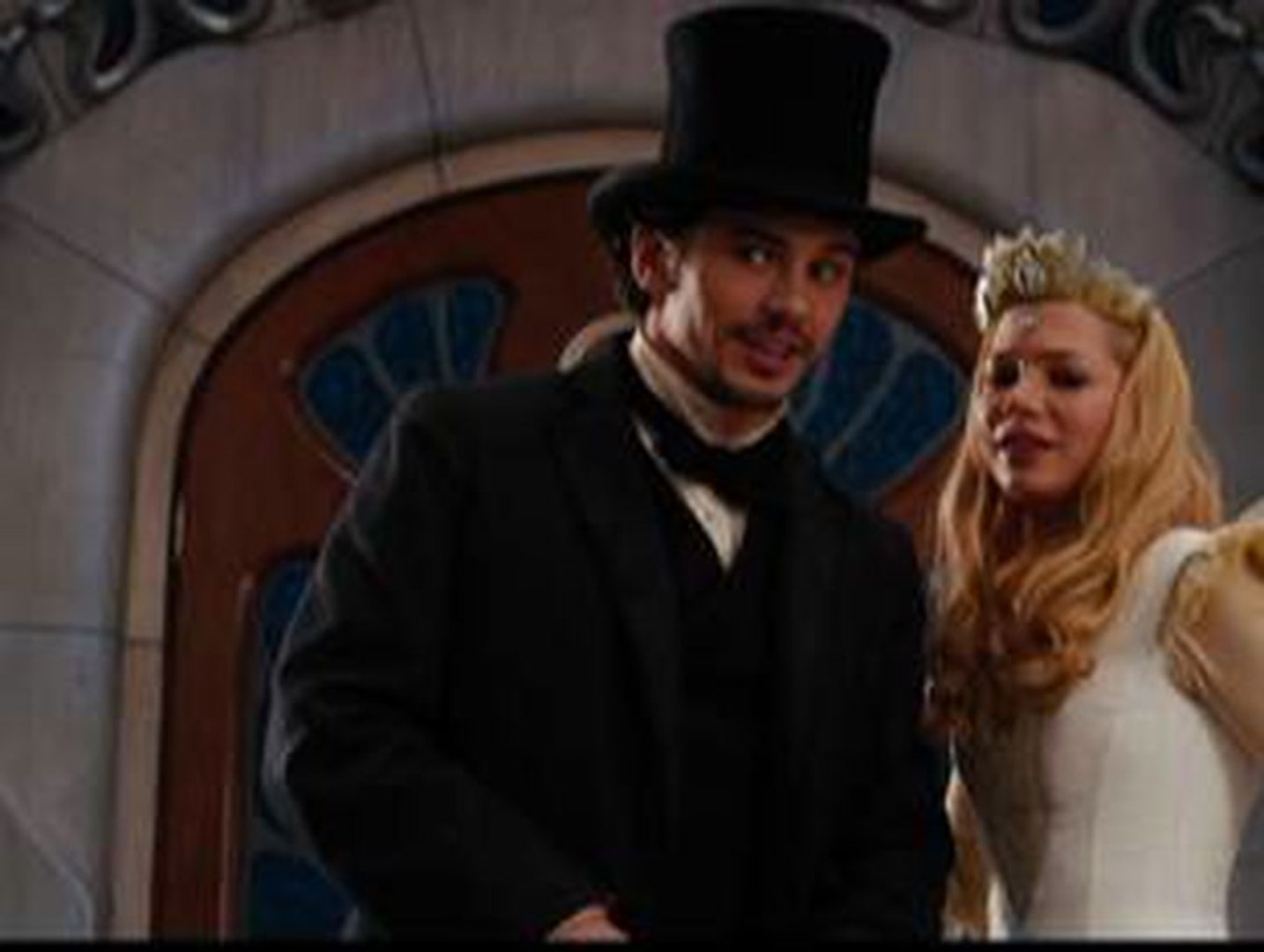 Yigit jinsiy olatni tor kichkina qizning qattiq qiniga kiritdi