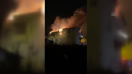 Sultanbeyli'de 3 katlı bir binanın çatı kısmında çıkan yangın söndürüldü