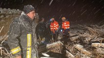 Kar yağışına dayanamayan ağıl çöktü: 13 hayvan telef oldu