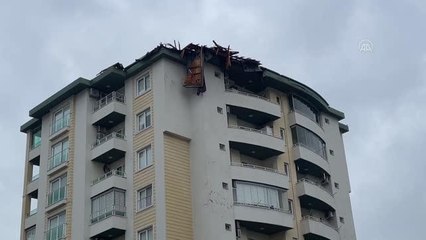 Apartmanın uçan çatısı caddedeki araçların üzerine düştü
