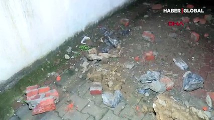 İstanbul Eyüpsultan'da 3 katlı binanın bahçesindeki istinat duvarı çöktü