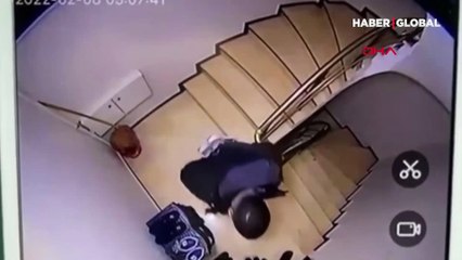 Esenler'de seçe seçe ayakkabı çalan hırsız merdivenlerde böyle düştü