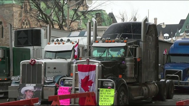 Canada, i camionisti no vax bloccano la frontiera con gli Stati Uniti