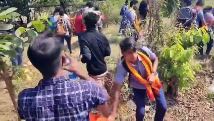 லீக்கான வீடியோ.. இந்துத்துவா மாணவர்களுக்கு காவி துண்டு, தொப்பி கொடுத்தது யார்? கர்நாடகாவில் பரபரப்பு