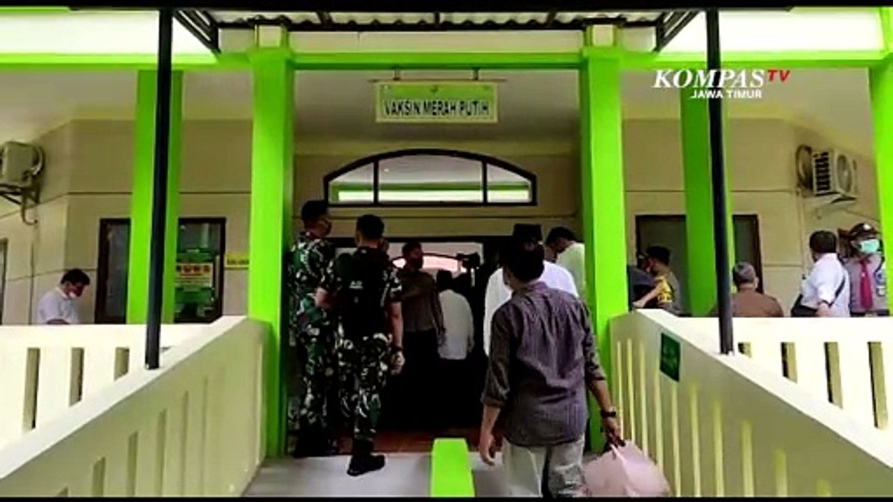 Menteri PMK Muhadjir Effendy Tinjau Vaksinasi Merah Putih