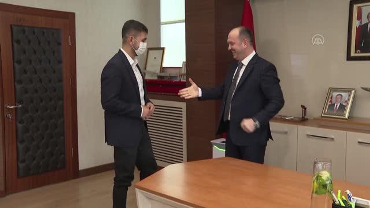 MKE Genel Müdürü Yasin Akdere, kurum çalışanı şampiyon kick boksçu Furkan Yenigün'ü kabul etti