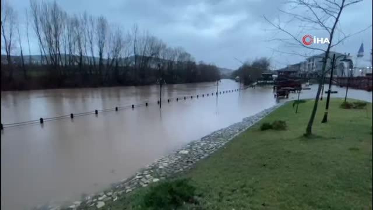 Sağanak yağışla eriyen karlar taşkınlara neden oldu