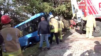 Üsküdar'da minibüs rampadaki ağaca çarptı; düşme ihtimaline karşı D-100 Karayolu kapatıldı