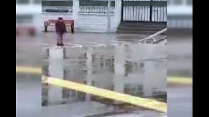 Törene geç kalan çocuk tek başına saygı duruşuna geçti