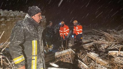 AFYONKARAHİSAR'DA AĞIL ÇÖKTÜ; 120 KOYUNDAN 13'Ü ÖLDÜ