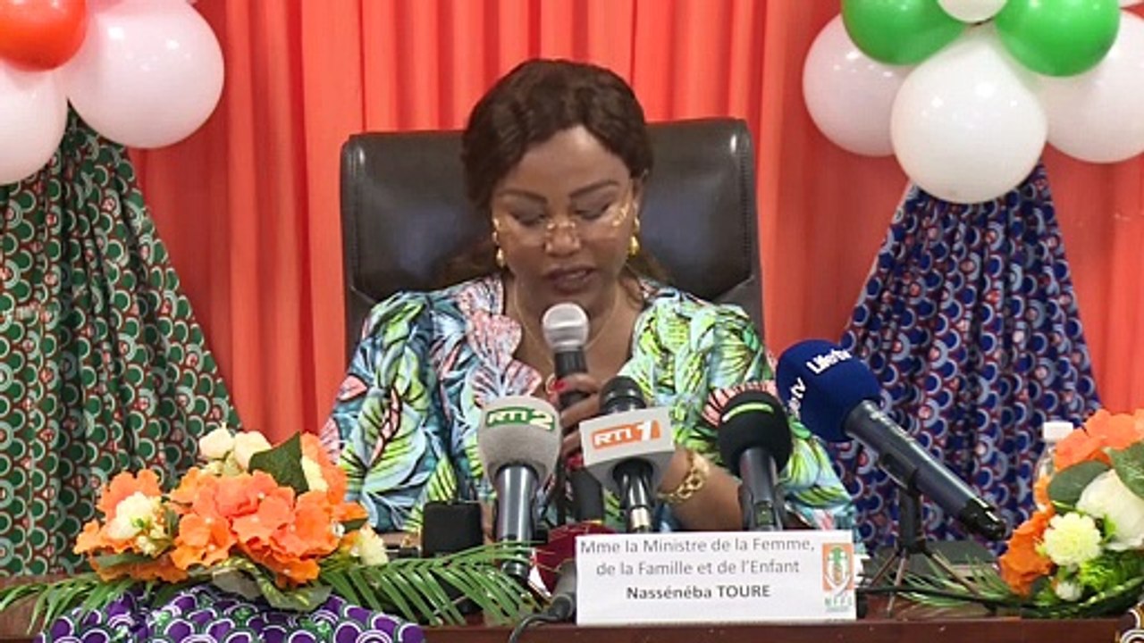 Journée Internationale de la Femme : la ministre Nassénéba Touré présente le pagne et les innovations 2022